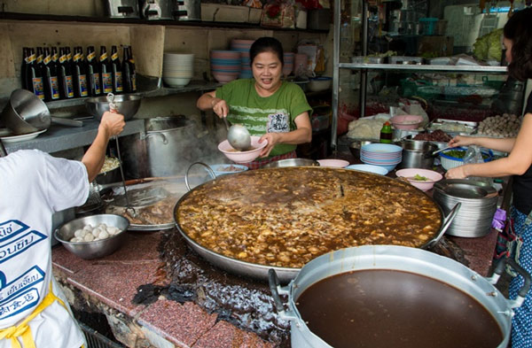Nồi hủ tiếu bò kho khổng lồ đắt khách ở Bangkok - Thai Lan