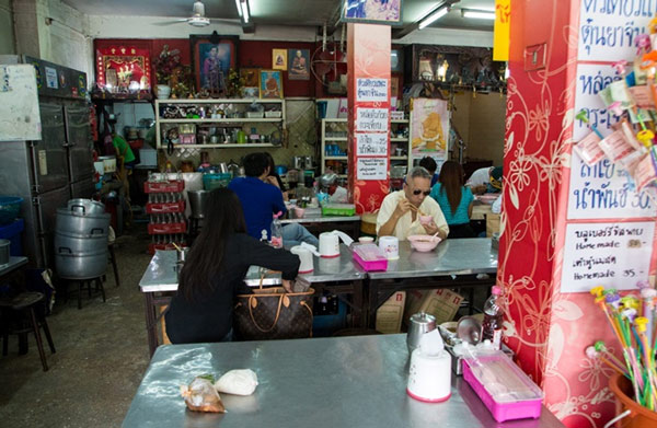 Nồi hủ tiếu bò kho khổng lồ đắt khách ở Bangkok - Thai Lan