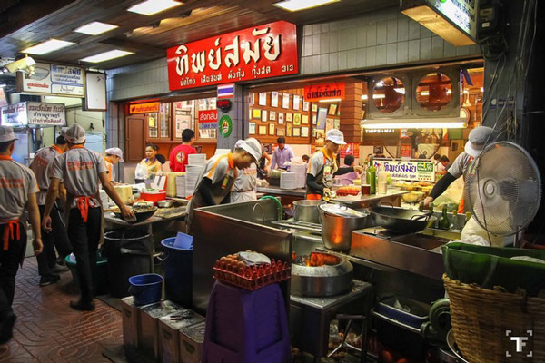 Tiệm pad Thái xếp hàng dài nhất Bangkok