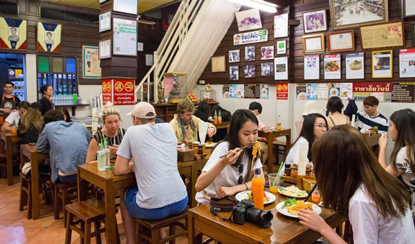 Tiệm pad Thái xếp hàng dài nhất Bangkok