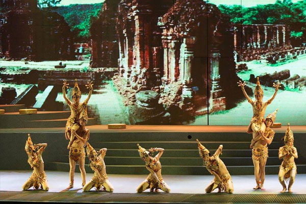 Ngất ngây trong không gian nghệ thuật của show Charming Đà Nẵng
