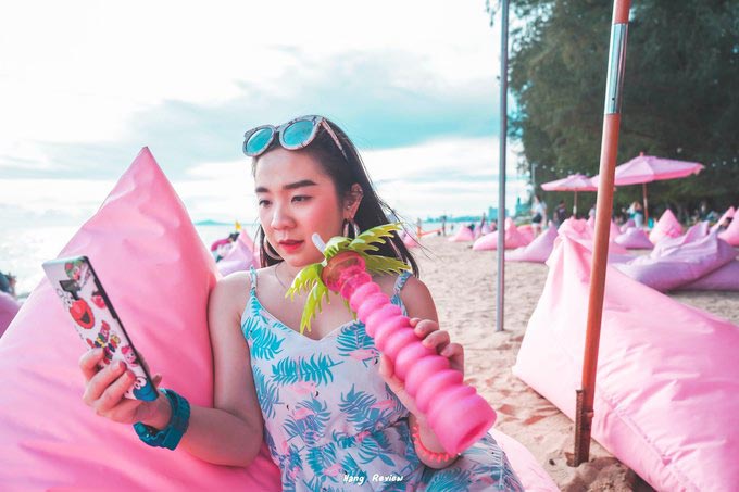 Quán bar màu hồng sát bờ biển Pattaya làm say lòng phái nữ