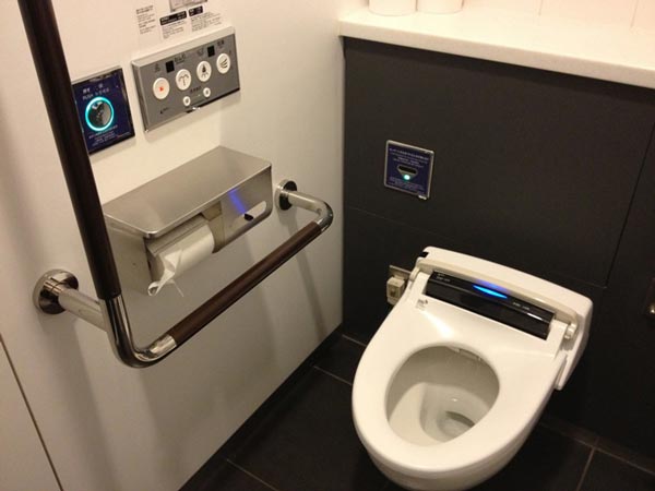 Toilet công nghệ khiến du khách 'ngồi mãi không muốn ra' ở Nhật