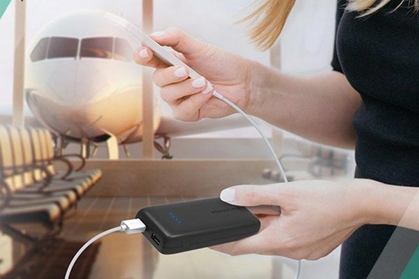 Vì sao sạc pin bị cấm để trong hành lý ký gửi