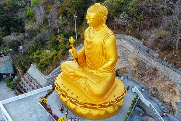 Cầu may năm Tân Sửu ở Thiền Viện Chơn Không có tượng Phật bằng vàng độc đáo