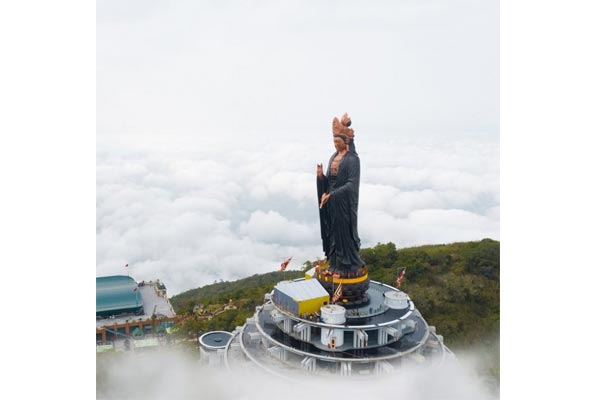 Du lịch núi Bà Đen check-in tượng Phật Bà bằng đồng cao nhất Châu Á