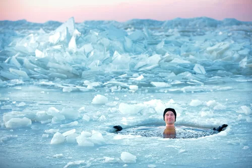 Cách tắm trong hồ âm độ của 'người băng' ở châu Âu