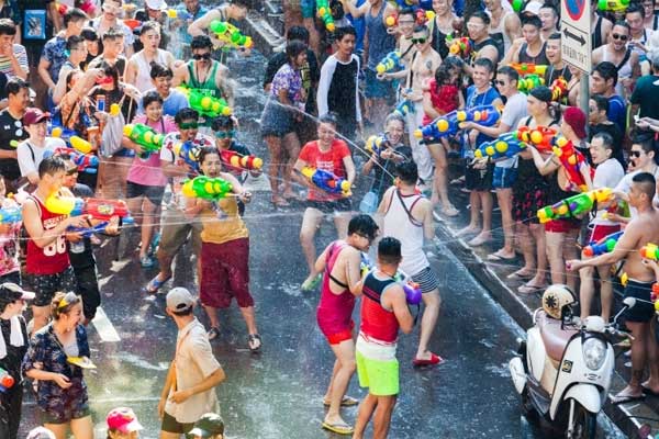 Ba tiệm ăn khách phải kiên nhẫn đợi ở Bangkok